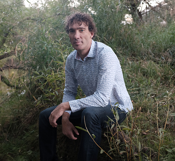 طلاب يأخذون عينات لأبحاث المختبر من بحيرة في الشمال الغربي.